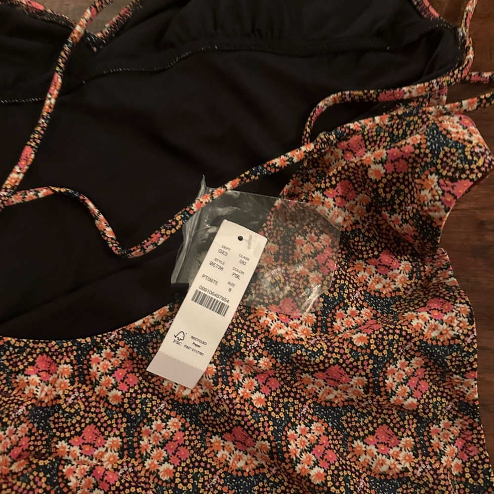 New. Never worn. Jcrew one piece swim. Size 8. - Picture 2 of 4